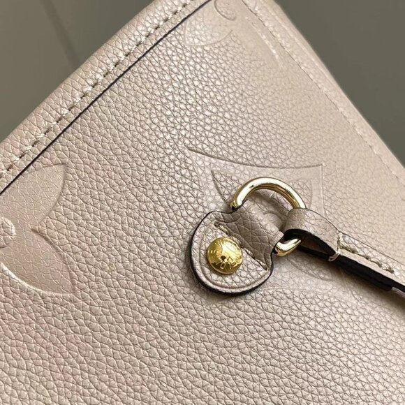 Louis Vuitton Handheld Shopping Bags, Shoulder Bags - Picture 5 of 9